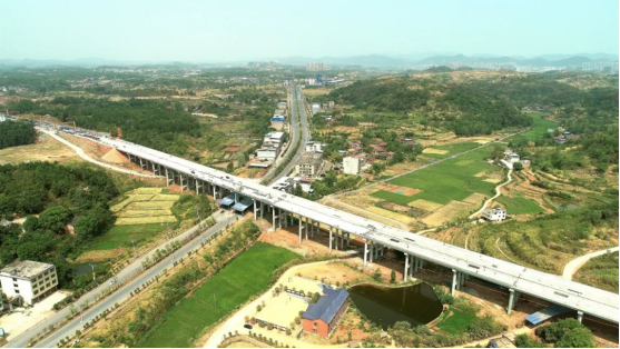 国庆期间湖南多个在建高速项目建设者坚守岗位保进度