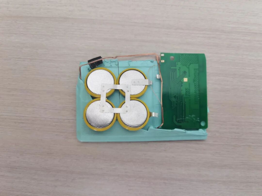 高速CPC卡放无线充电板会起火炸裂,危及司乘安全