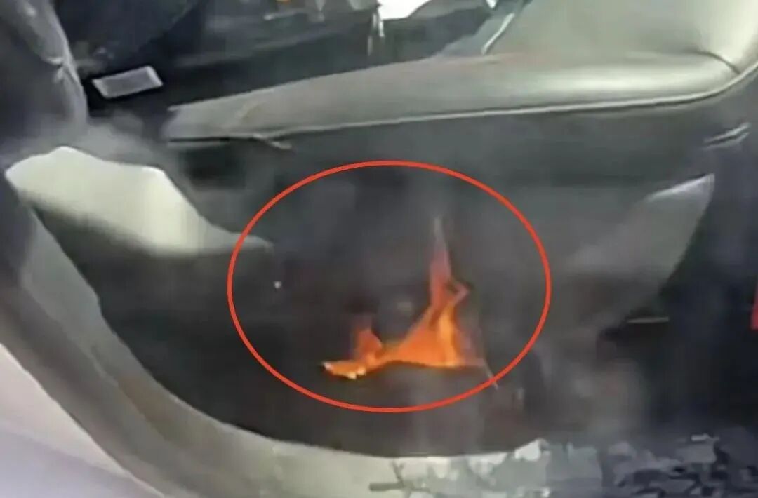 高速CPC卡放无线充电板会起火炸裂,危及司乘安全