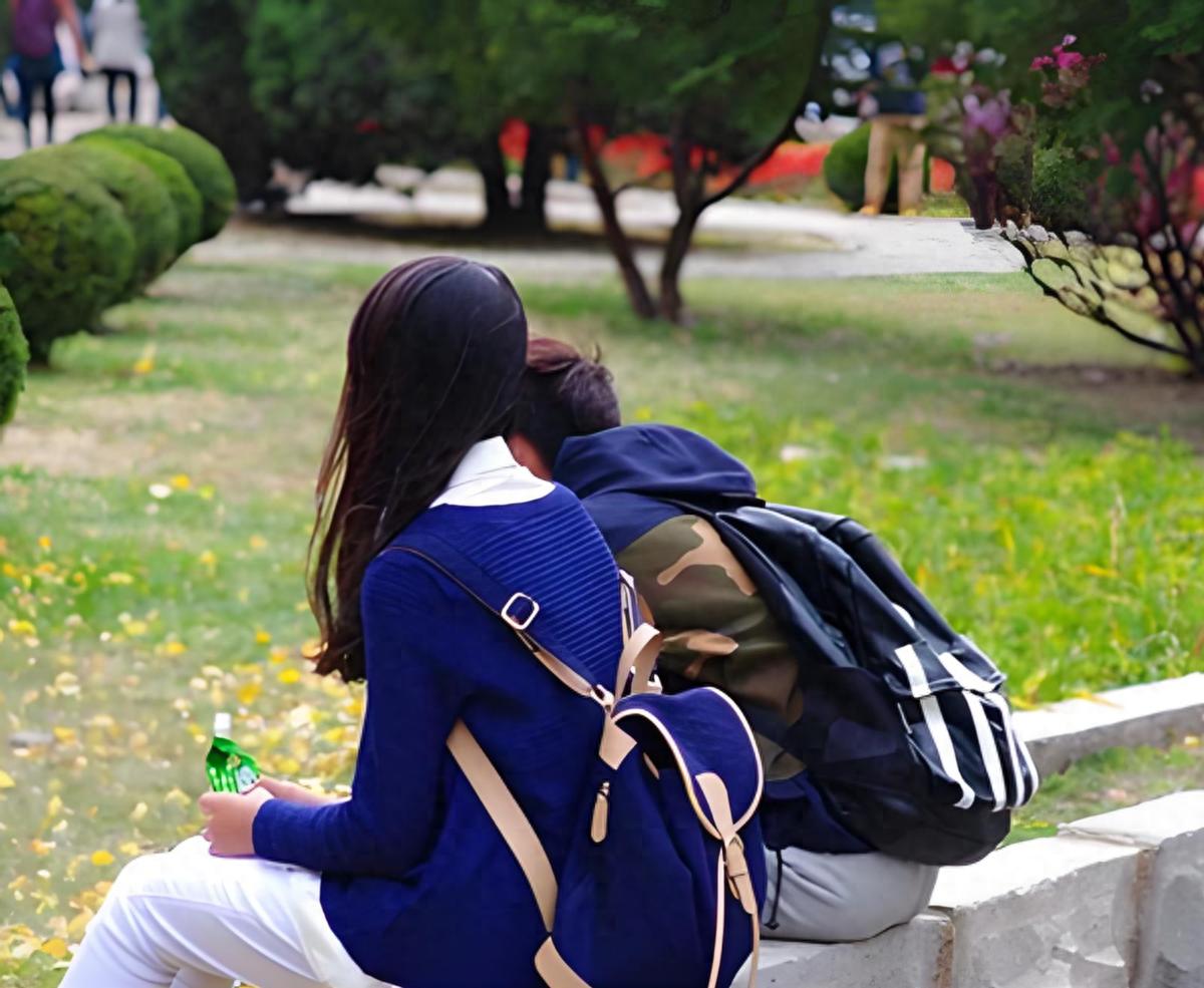 大学恋爱被父母棒打鸳鸯，表妹多年后仍单身