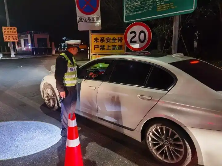 春节杭州高速交警坚守一线，保障群众假期出行安全畅通