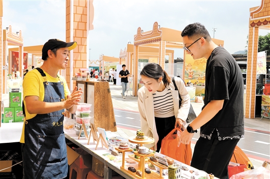 第四届中国高速公路美食节在开阳高速梁金山服务区盛大举办