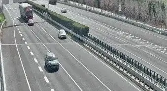 高速路新手错过出口急刹车致追尾，连串危险操作引恐慌