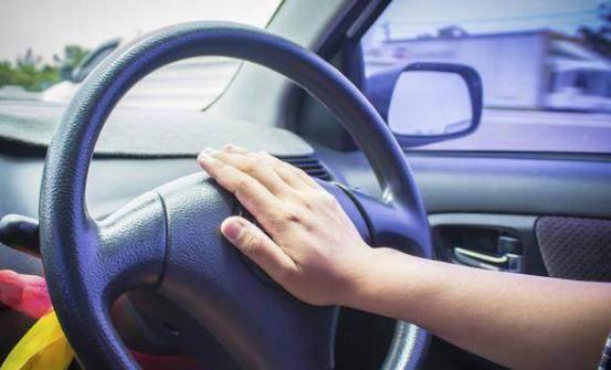 开车致命误区要警惕！高速行驶遇积水路面超危险