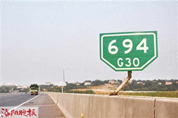 高速抛锚咋报位置？司机迷糊致救援难，认清公里桩是关键