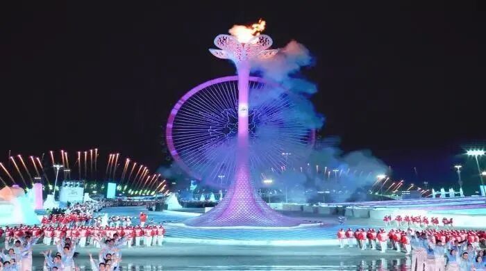 哈尔滨亚冬会科技感十足：会唱歌的公路，穿花棉袄的机器狗