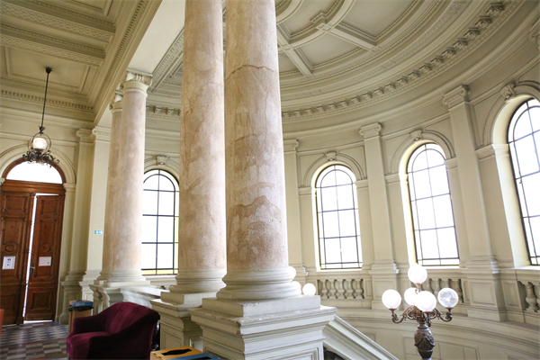 探秘罗兰大学图书馆:历史悠久,入馆体验与国内大不同