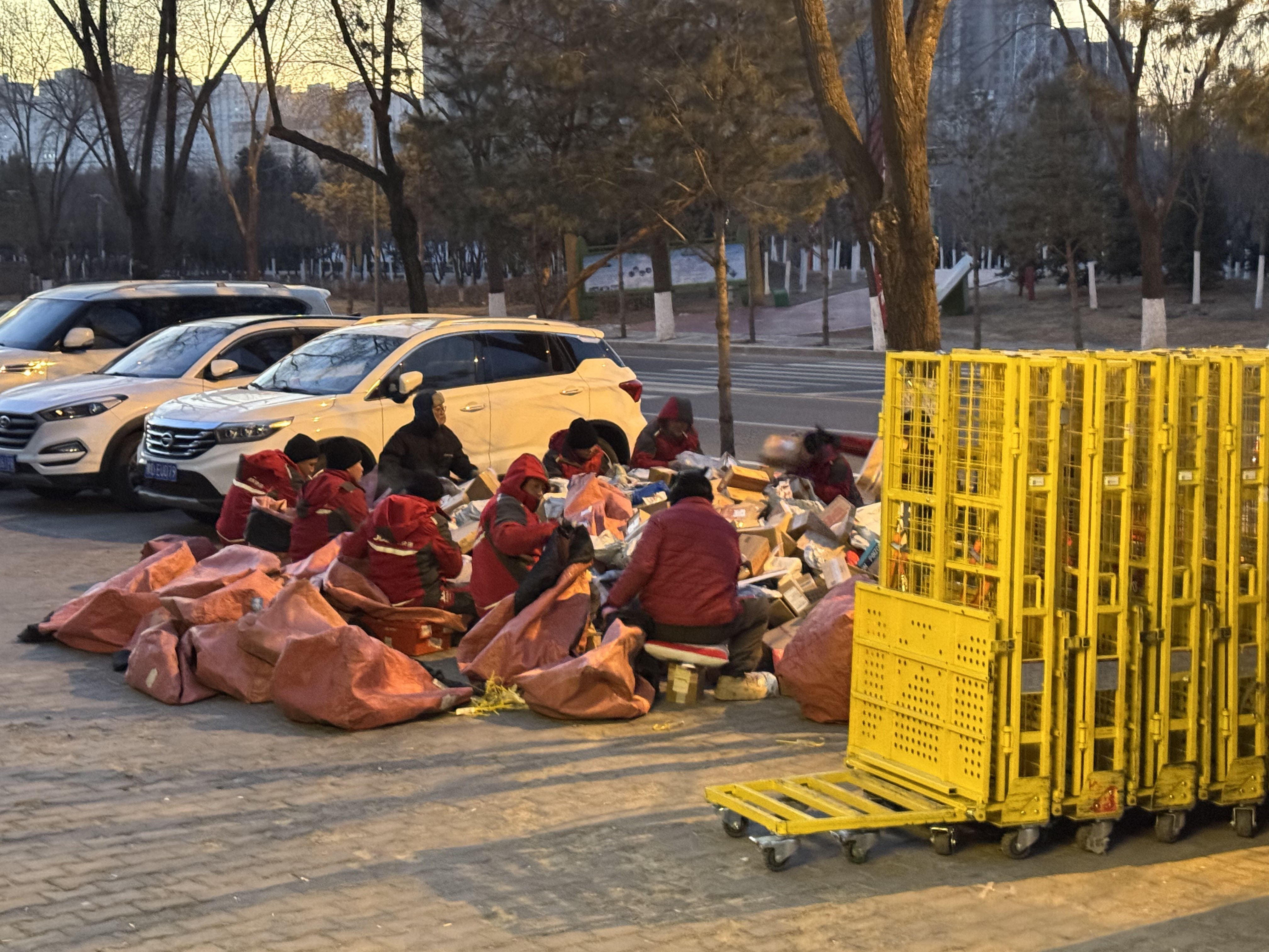 新的一年深入基层｜一包一份关怀，一路坚持