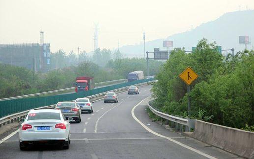 高速行车违规后果严重！应急车道停车、逆行倒车扣12分