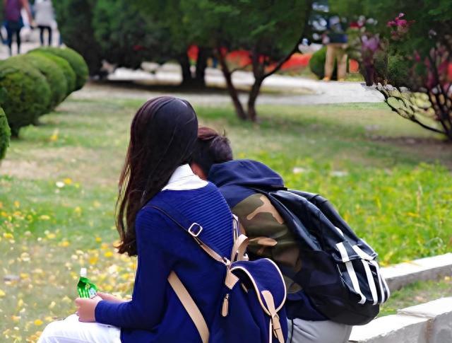 当年被长辈拦着大学恋爱，如今大批30+女生后悔了