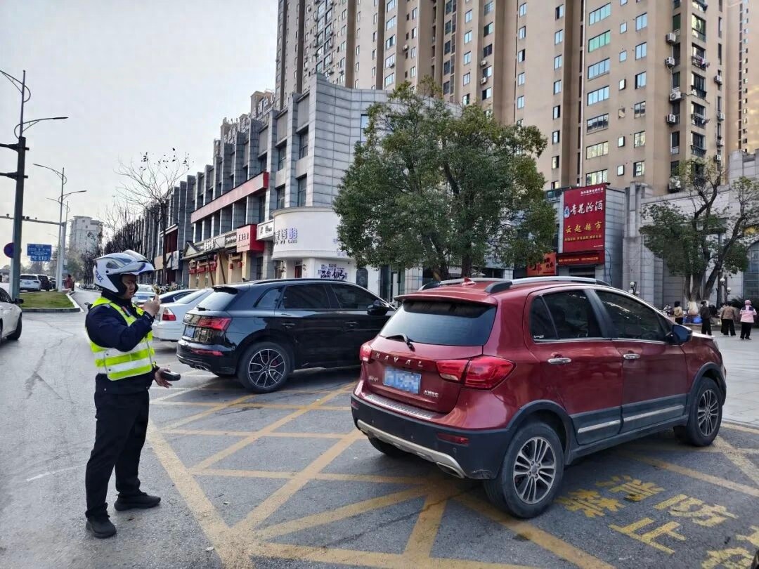 市公安局交管支队南河大队开展违法停车专项整治行动