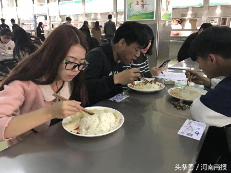 南阳理工学院食堂推1元菜，学生实惠吃饱，做法贴心获赞