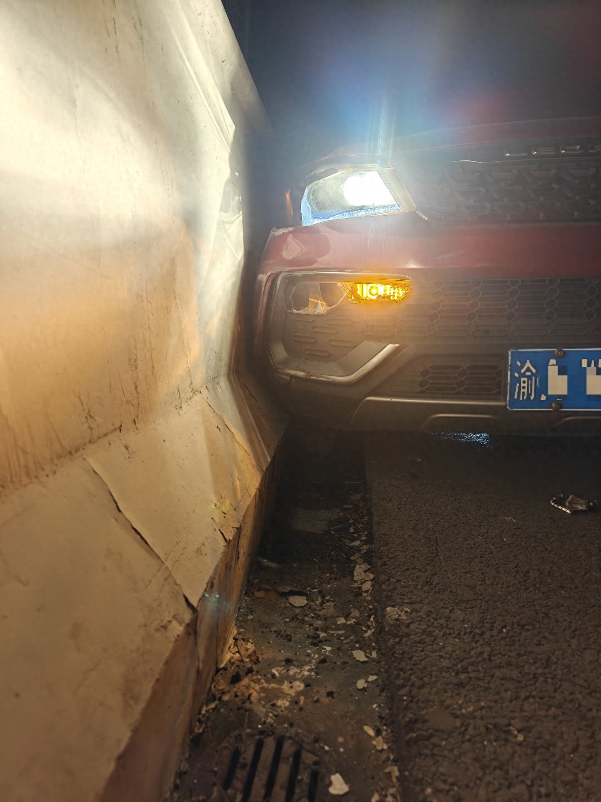 武汉一家三口被困高速公路，交警紧急救援