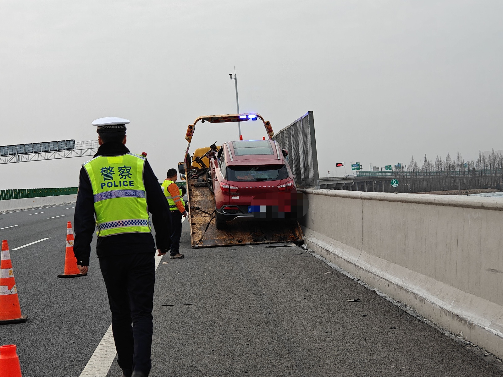 武汉一家三口被困高速公路,交警紧急救援