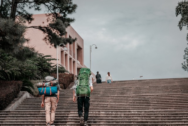 大学4年家长别只给生活费!做好这几点,助孩子顺利过渡