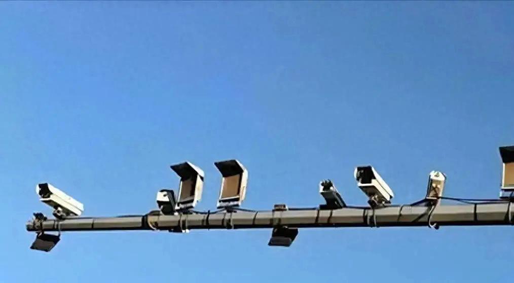 开车别怕摄像头闪！一文讲清闪灯含义及各类摄像头作用