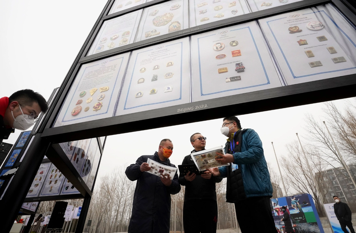 奥运文化大集市热闹非凡，徽章交换区藏友收获满满冬奥会纪念品