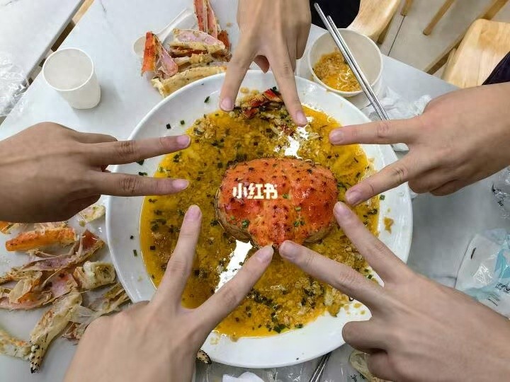 南京大学食堂帝王蟹引争议，大学餐饮花样多，学生还求啥？