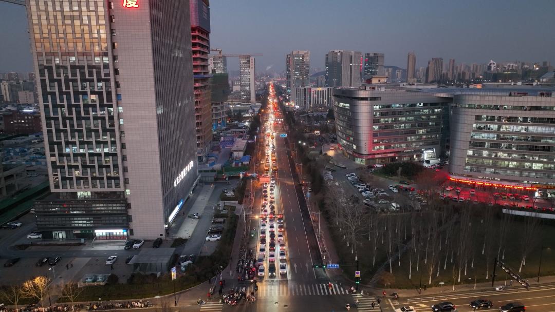 泉城交通发力治堵，多举措应对早晚高峰拥堵问题