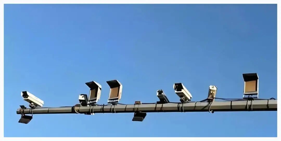 开车过摄像头闪一下不一定违章，真相是为补光让照片更清楚