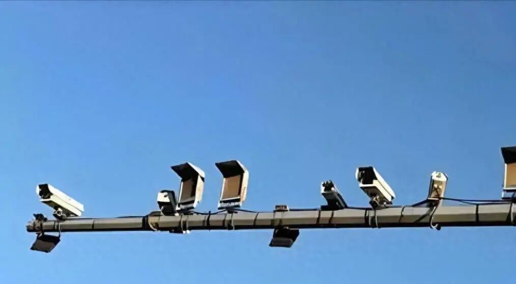 老司机过摄像头为啥慌？多数时候它闪不是在抓拍