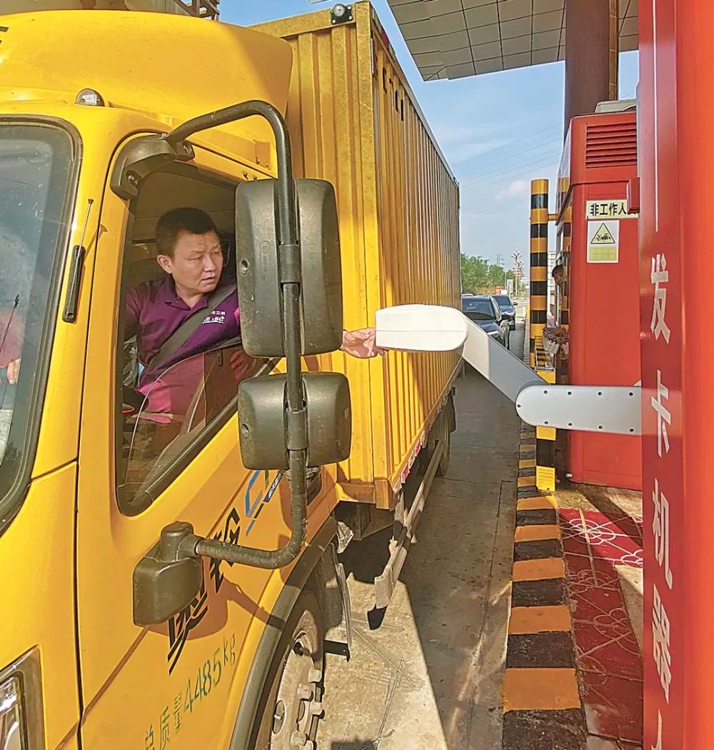 高速收费站新上岗的发卡机器人，取卡快又准