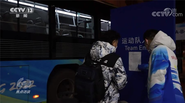 北京冬奥会志愿者热情服务赛场内外，传递温暖挑战自我