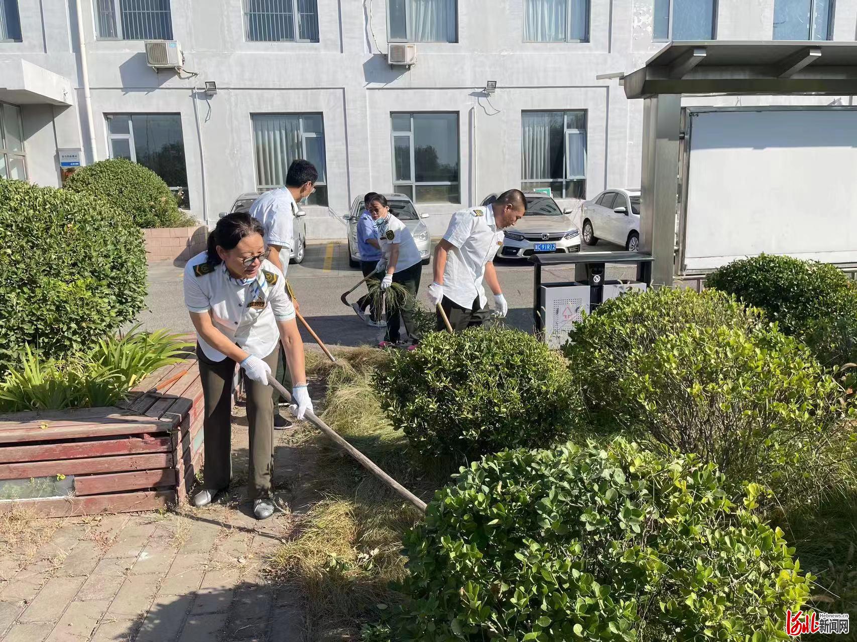 秦皇岛高速收费站大扫除，提升站容站貌，营造一流服务环境