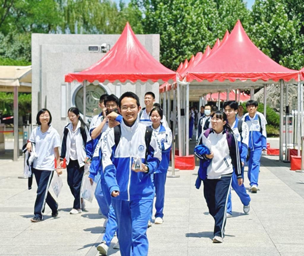 2025年高考首日见闻：各地精心保障学子平安赴考