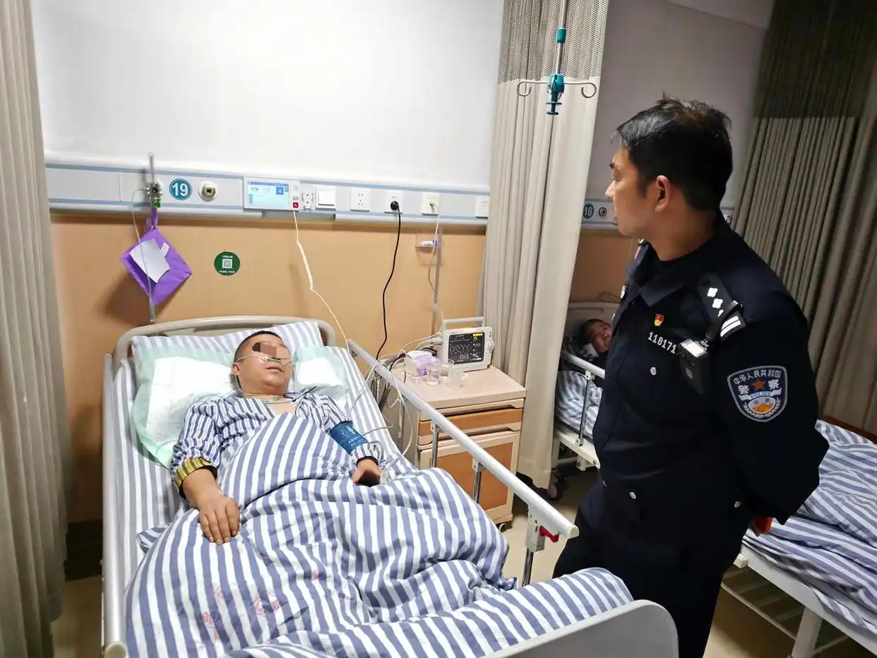 高速交警5分钟紧急救援 货车司机突发疾病转危为安