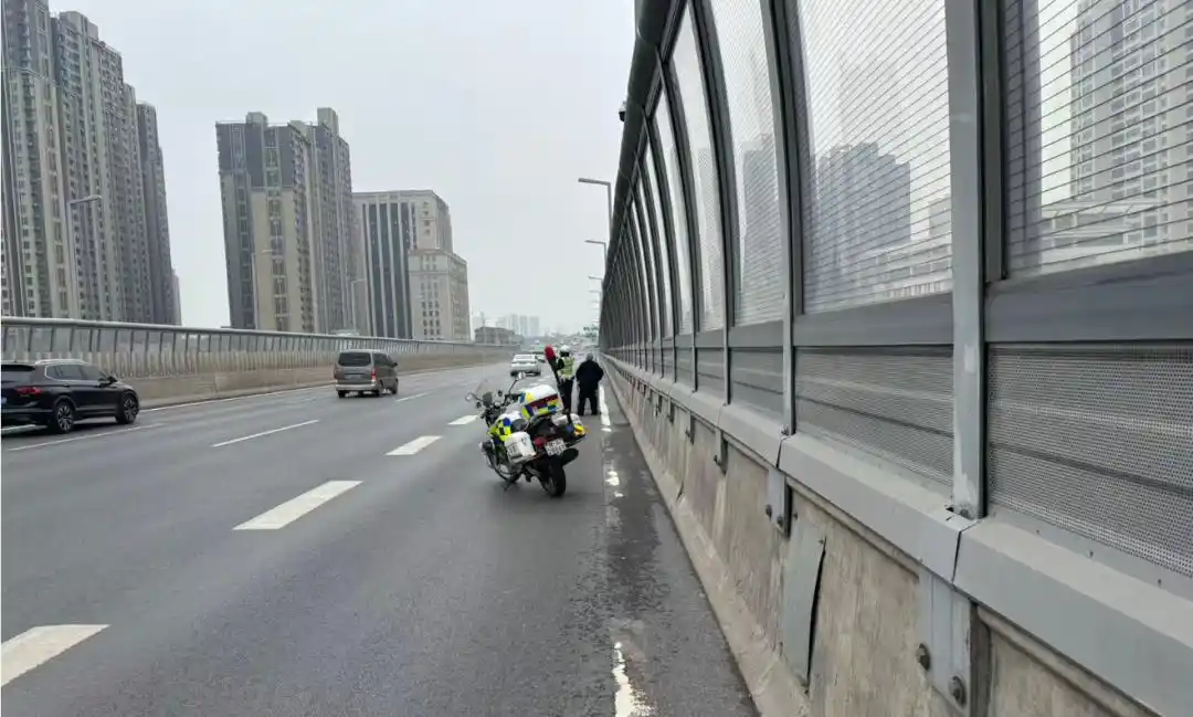 高速交警暖心救助：高架桥上89岁老人获救，爆胎车辆安全脱困