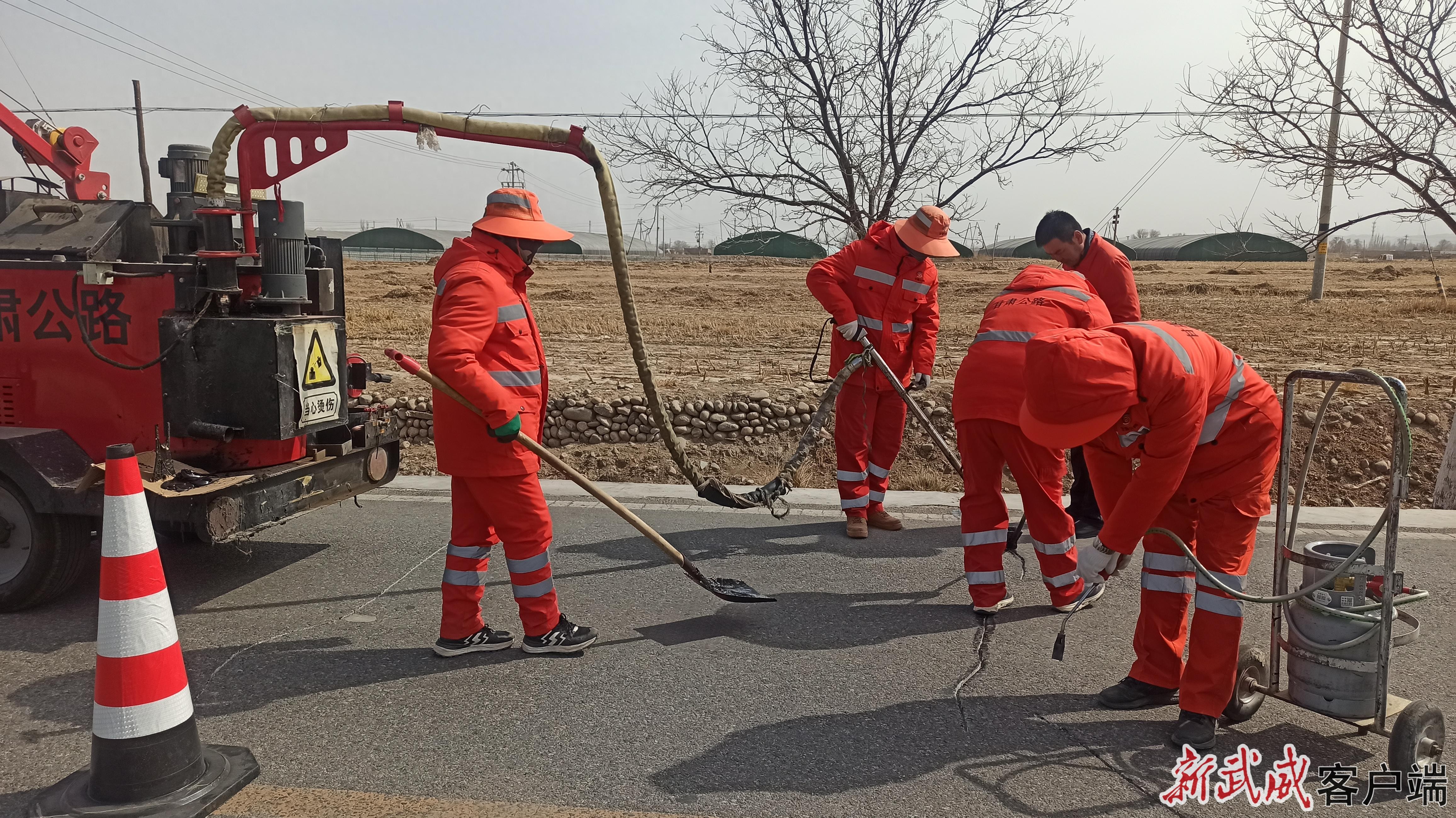 高速道路养护观摩：精细清缝灌缝，一看就懂一学就会