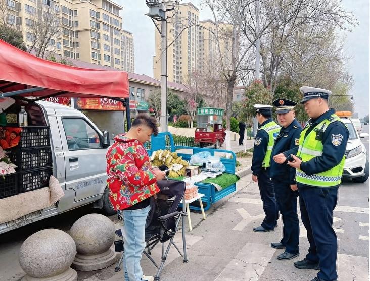 西咸交警联合执法 严查占道经营和二三轮车违法