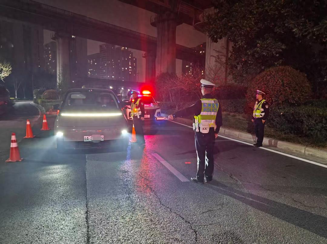 郑州交管支队开展交通违法整治，筑牢道路安全防线